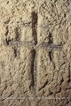 Croix croisée gravée dans la paroi à côté d’une fenêtre ; Les Covetes dels Moros (Bocairent, Province de Valence, Espagne). Bocairent 
 Espagne 
 Valence 
 cluzeau de falaise 
 cueva 
 grotte 
 refuge 
 souterrain 