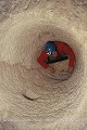 Goulot vertical reliant 2 niveaux et franchissable grâce aux prises creusées dans sa paroi, il pouvait être fermé par une trappe ; Les Covetes dels Moros (Bocairent, Province de Valence, Espagne). Bocairent 
 Espagne 
 Valence 
 cluzeau de falaise 
 cueva 
 grotte 
 refuge 
 souterrain 