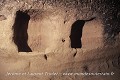 Mangeoires munies d’anneaux taillées dans la paroi d’une salle ; covarrón-refugio de la Tia Micaela, environs de Guadix (Province de Grenade, Espagne). Andalousie 
 Andalucia 
 Espagne 
 Grenade 
 Guadix 
 cluzeau de falaise 
 cueva 
 grotte 
 refuge 
 souterrain 