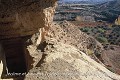 Depuis l’étage supérieur, rien dans le vallon d’accès ne peut échapper à l’observateur ; covarrón-refugio de la Tia Micaela, environs de Guadix (Province de Grenade, Espagne). Espagne 
 cluzeau de falaise 
 souterrain 