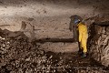 Mangeoire taillée dans la roche à l’intérieur d’une carrière-refuge. Les trous et les encoches creusés en partie haute accueillaient vraisemblablement un râtelier, et les anneaux forés dans le rebord rocheux, brisés pour certains, permettaient d’attacher les animaux (Artois, France). Artois 
 carrière souterraine 
 guerre de Trente Ans 
 mangeoire 
 muche 
 pillages 
 refuge 
 souterrain 
 souterrains-refuges 