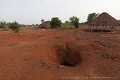 Le site minier en surface avec, au premier plan, l’orifice d’un puits d’extraction ; mine de fer de Gounoudoudji (département du Couffo, Bénin). [1327N004 © Jérôme et Laurent Triolet/www.mondesouterrain.fr] Afrique de l'Ouest 
 Bénin 
 Gounoudoudji 
 hommes à queue 
 légende 
 mine de fer 
 monde souterrain 
 métallurgiste 
 puits 
 sidérurgie 