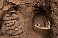 Dans cette petite salle, à gauche se trouve l’ouverture murée d’un puits d’extraction et, au fond, le goulot vertical menant à la salle terminale (Basse-Bavière, Allemagne). [1475N019 © Jérôme et Laurent Triolet/www.mondesouterrain.fr] Allemagne 
 Bavière 
 Erdstall 
 Moyen Age 
 forteresse médiévale 
 fortification 
 monument 
 patrimoine 
 souterrain 
 souterrain-refuge 