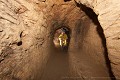 Assis dans l’une des trois niches-sièges (Sitznischen) terminales de l’Erdstall de l’auberge Wösner (Haute-Autriche). [1477N007 © Jérôme et Laurent Triolet/www.mondesouterrain.fr] Autriche 
 Erdstall 
 Moyen Age 
 Sitznische 
 forteresse médiévale 
 fortification 
 monument 
 patrimoine 
 souterrain 
 souterrain-refuge 
