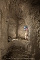 Arrivée dans la première salle de l’Erdstall d’Unterstetten au travers d’un goulot particulièrement étroit. Ce souterrain-refuge exceptionnel comprend 6 salles défendues par autant de goulots pour un développé total de moins d’une quarantaine de mètres (Haute-Autriche). [1505N064 © Jérôme et Laurent Triolet/www.mondesouterrain.fr] Autriche 
 Erdstall 
 Moyen Age 
 Unterstetten 
 cache 
 forteresse médiévale 
 goulot 
 souterrain 
 souterrain-refuge 
 tunnel 