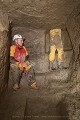 Avec Josef Weichenberger dans l’avant-dernière salle de l’Erdstall d’Unterstetten. Des banquettes permettaient aux réfugiés de s’asseoir, et un goulot vertical donne dans la salle terminale qui se situe à un niveau supérieur (Haute-Autriche). [1505N009 © Jérôme et Laurent Triolet/www.mondesouterrain.fr] Autriche 
 Erdstall 
 Moyen Age 
 Unterstetten 
 forteresse médiévale 
 goulot 
 patrimoine 
 souterrain 
 souterrain-refuge 