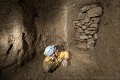 Arrivée par un goulot vertical dans une des salles de l’Erdstall d’Unterstetten. Le souterrain a été creusées en étoile à partir d’un puits d’extraction central dont l’ouverture dans la salle a ensuite été condamnée par un blocage de pierres (Haute-Autriche). [1505N059 © Jérôme et Laurent Triolet/www.mondesouterrain.fr] Autriche 
 Erdstall 
 Moyen Age 
 Unterstetten 
 cache 
 forteresse médiévale 
 goulot 
 souterrain 
 souterrain-refuge 
 tunnel 