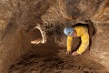 La salle principale de ce petit souterrain communique par des goulots horizontaux avec deux autres pièces tout aussi exiguës (Haute-Autriche). [1472N025 © Jérôme et Laurent Triolet/www.mondesouterrain.fr] Autriche 
 Erdstall 
 Moyen Age 
 forteresse médiévale 
 fortification 
 goulot 
 monument 
 patrimoine 
 souterrain 
 souterrain-refuge 