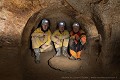 Cette salle ne fait que 1,10 m de hauteur, et ses 5 niches-sièges (Sitznischen) sont minuscules et inconfortables pour des adultes. La pierre plate au premier plan servait à fermer le goulot vertical permettant d’y accéder (Haute-Autriche). [1506N019 © Jérôme et Laurent Triolet/www.mondesouterrain.fr] Autriche 
 Erdstall 
 Jérôme et Laurent Triolet 
 cache 
 monde souterrain 
 souterrain 
 souterrain-refuge 