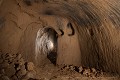 Ce souterrain-refuge qui s’étend sous une motte a été creusé dans du lœss. Des visiteurs de la fin du XVIe siècle ont gravé cette roche tendre ; (Basse-Autriche). [1509N036 © Jérôme et Laurent Triolet/www.mondesouterrain.fr] Autriche 
 Erdstall 
 Moyen Age 
 Sitznische 
 forteresse médiévale 
 fortification 
 loess 
 monument 
 motte 
 patrimoine 
 souterrain 
 souterrain-refuge 