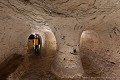 Salle excavé avec une grande maîtrise, son ciel est soutenu par un pilier rond préservé dans la masse rocheuse (Anjou, France). [1205N129 © Jérôme et Laurent Triolet/www.mondesouterrain.fr] Anjou 
 fortification 
 monument 
 médiéval 
 patrimoine 
 souterrain 
 souterrain-refuge 