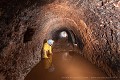 Un goulot dans la paroi gauche permettait de contrôler l’accès à cette salle ; pratiquement en face, un silo retiré dans la paroi (Cantal, France). [1431N033 © Jérôme et Laurent Triolet/www.mondesouterrain.fr] Cantal 
 Massif central 
 Moyen Age 
 fortification 
 monument 
 patrimoine 
 schiste 
 souterrain 
 souterrain-refuge 