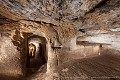 Certains souterrains-refuges étaient aussi utilisés pour le stockage des grains. Dans cette salle, au fond à droite, les ouvertures de deux silos à grains percent la plateforme (Bordelais, France). [1453N028 © Jérôme et Laurent Triolet/www.mondesouterrain.fr] Entre-deux-Mers 
 Gironde 
 Moyen Age 
 fortification 
 monument 
 patrimoine 
 silo 
 souterrain 
 souterrain-refuge 
 église 