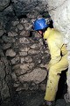 Meurtrière (trou de visée) aménagée à l'intérieur d'un mur construit dans un souterrain-refuge du Poitou (France). France 
 Poitou 
 centre-ouest 
 meurtrière 
 souterrain aménagé 
 souterrain-refuge 
 trou de visée 