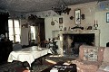 Salle de séjour d'une maison troglodytique. La frise qui court sur la paroi rocheuse existait déjà au début du 20e siècle; décembre 1997 (vallée du Cher, France). Val de Loire 
 habitat 
 intérieur 
 troglodyte 