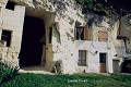 Maison entièrement creusée dans la roche, avril 1998 (vallée du Cher, France). France 
 coteau 
 maison 
 troglodyte 
 vallée du Cher 