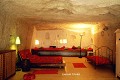 Habitat contemporain aménagé par l'artiste Jean-Claude Baudon, chambre à coucher ; août 2003 (Touraine, France). Touraine 
 Val de Loire 
 chambre 
 habitat contemporain 
 maison 
 troglodyte 