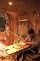Vannier dans son atelier souterrain, l'hygrométrie de la cavité convient parfaitement au travail de l'osier ; mars 2000 (Touraine, France). Touraine 
 Val de Loire 
 habitat 
 troglodyte 
 vannier 
