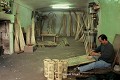 Vannier dans son atelier souterrain, l'hygrométrie de la cavité convient parfaitement au travail de l'osier ; mars 2000 (Touraine, France). Touraine 
 Val de Loire 
 habitat 
 troglodyte 
 vannier 