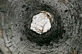 Le même puits d'extraction vu depuis l'intérieur du souterrain (Poitou, France). Poitou 
 centre-ouest 
 cheminée 
 extraction 
 puits 
 souterrain 
 souterrain aménagé 