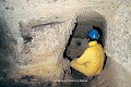Trou de visée (meurtrière) défendant le couloir d'accès menant à une salle du refuge ; au premier plan à gauche, subsistent les traces d'une feuillure (Touraine, France). Touraine 
 centre-ouest 
 couloir 
 meurtrière 
 souterrain 
 souterrain aménagé 
 souterrain-refuge 
 trou de visée 