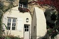 Dans cette maison, l'escalier extérieur permet d'accéder à la chambre située à l'étage, octobre 1998 (Touraine, France). Touraine 
 Val de Loire 
 habitat 
 troglodyte 
 troglodytique 