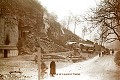 Abris creusés dans les collines de Dugny-sur-Meuse, 6 km environ au sud de Verdun ; photographie datant  de 1917 ou 1918 (France, Première Guerre mondiale). 14-18 
 55 
 Meuse 
 Verdun 
 archives 
 première guerre mondiale 
 souterrain
tunnels 