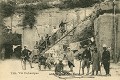 Poilus posant, dans une des cours à ciel ouvert de la carrière du Chauffour. Certains d'entre-eux sont en train de confectionner un châlit ; photographie de 1915 (France, Première Guerre mondiale). 14-18 
 Chauffour 
 Oise 
 archives 
 carrière souterraine 
 creutes 
 première guerre mondiale 
 soldats français 
 souterrain
tunnels 