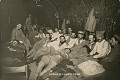 Soldats français installés dans les Caves Muller à Châlons-sur-Marne.  Une telle photographie illustre parfaitement le degré de promiscuité qui pouvait être atteint dans de tels cantonnements souterrains ; photographie datant  de 1918 (France, Première Guerre mondiale). 14-18 
 Champagne 
 Marne 
 archives 
 caves 
 première guerre mondiale 
 soldats français 
 souterrain
tunnels 