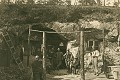 Poste téléphonique abrité dans une creute, à Port-Fontenoy dans l'Aisne, une dizaine de kilomètres à l'ouest de Soissons (mai 1916) (France, Première Guerre mondiale).
"J'ai fait faire un mur dans la grotte pour me séparer du téléphone, et je fais aménager quelque peu l'intérieur. Il y a encore beaucoup à faire." Lettre du 4 févier 1916, sud de Saint-Pierre-lès-Bitry, 7 km environ à l'ouest de Port-Fontenoy (R. Sargos, 1967). 14-18 
 Aisne 
 archives 
 creutes 
 première guerre mondiale 
 souterrain 
 téléphone
tunnels 