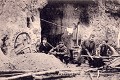 Dans le Soissonnais, des zouaves d'une unité transport de personnel (TP), posent devant leurs œuvres sculptées dans les parois de la carrière qui leur sert de cantonnement (1915). La République victorieuse côtoie Napoléon 1er, Albert 1er, Marianne, un Spahis, un Zouave… Ces réalisations semblent avoir aujourd'hui disparu mais les zouaves, réputés pour leur vaillance au combat, ont laissé leur nom à de nombreuses creutes, grottes ou tranchées (France, Première Guerre mondiale). 14-18 
 Art 
 Art des carrières 
 archives 
 première guerre mondiale 
 sculptures 
 souterrain 
 zouaves
tunnels 