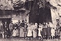 "Grottes et carrières du Soissonnais servant d'abris aux réfugiés de la région"
Près de Soissons, fin 1914 - début 1915, des éléments du service de santé britannique apportent leur aide à des civils réfugiés dans des carrières (France, Première Guerre mondiale). 14-18 
 Soissons 
 archives 
 première guerre mondiale 
 sodats britanniques 
 souterrain
tunnels 