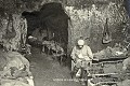 « Aisne, Les grottes sont pour les hommes des abris défiant l’obus, soldats au repos ». A l’abri dans les creutes de Cuissy-et-Geny, des soldats français se reposent sur des lits de fortune faits de grosses branches et de grillage, 1915 ? (France, Première Guerre mondiale). 14-18 
 archives 
 première guerre mondiale 
 souterrain
tunnels 