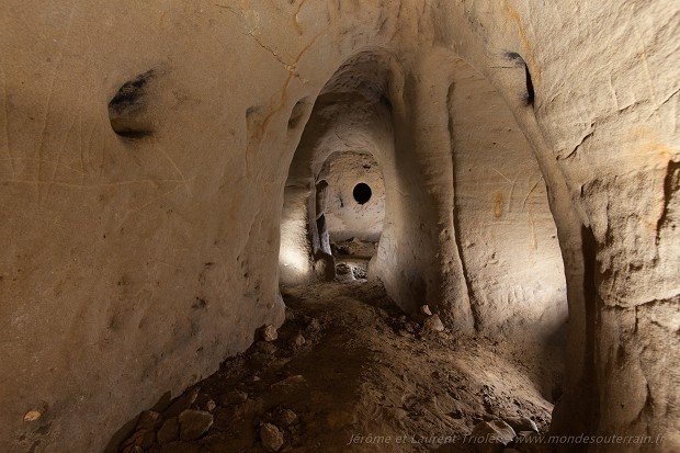 Sous le cimetière